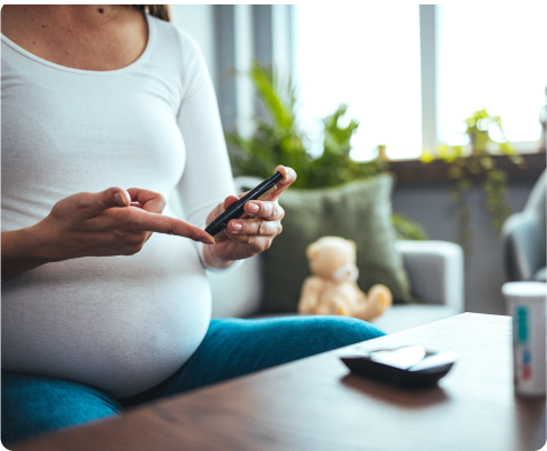 pregnant women testing blood sugar level